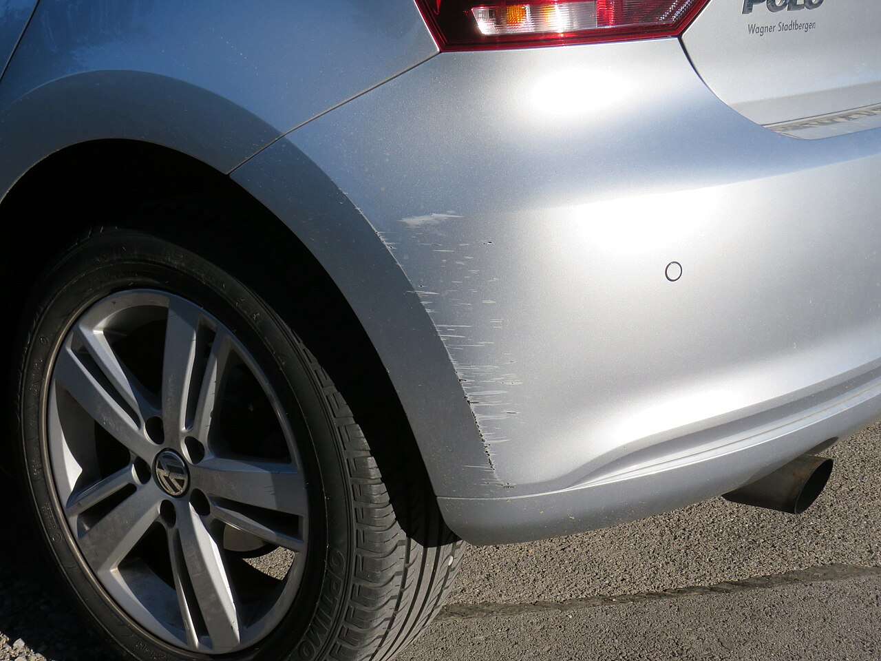 Volkswagen Polo cu zgârieturi pe bară — imagine demonstrativă